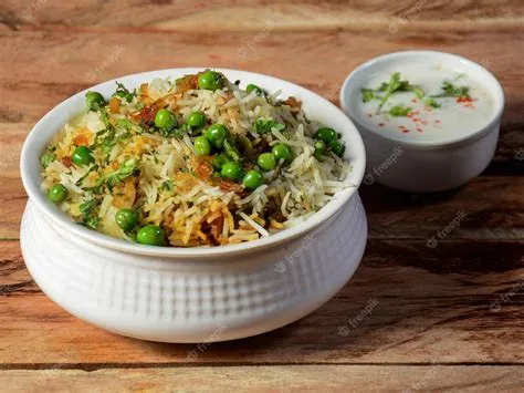  Hydrabadi Biryani: Mausteisen riisin ja mehevän lihan täydellinen harmonia!