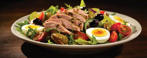  Salade Niçoise - A Refreshing Symphony of Textures and Coastal Flavors!